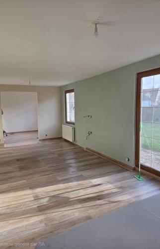 Salon rénové avec parquet stratifié et ouverture structurelle sur salle de jeux à Carvin