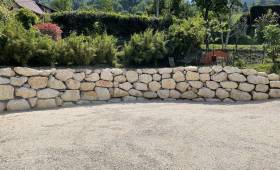 places de stationnement et mur d'enrochement