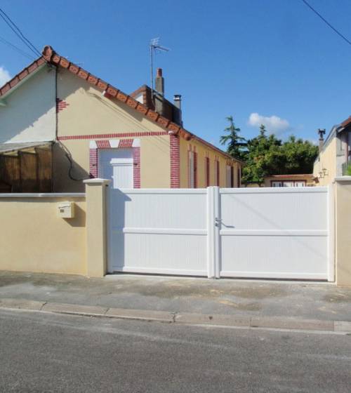 Rénovation des extérieurs avec pose d’un nouveau portail à Vinay après