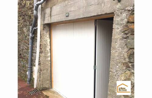 Pose d'une nouvelle porte de garage à Granville (50400).