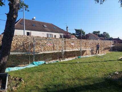 Préparation de chantier de rénovation d'un mur en maçonnerie - Solers 77111