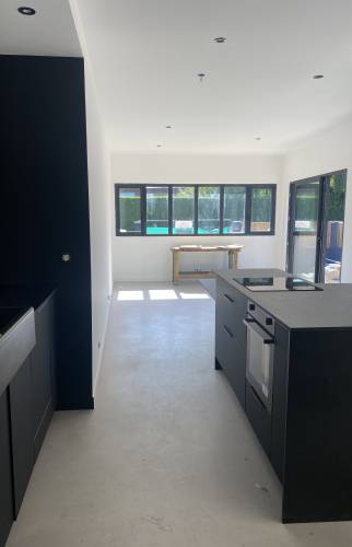 Pose de la cuisine ouverte sur les pièces à vivre