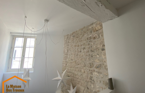 APRES Rénovation des murs et plafond en gardant un mur en pierre apparent