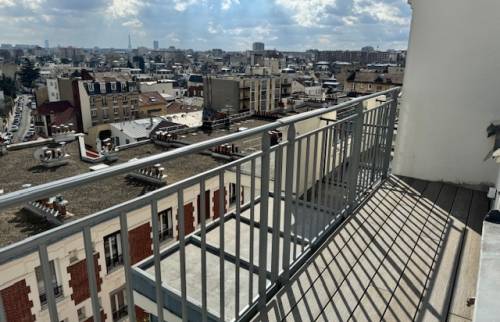 Balcon suspendu sur les toits de Paris