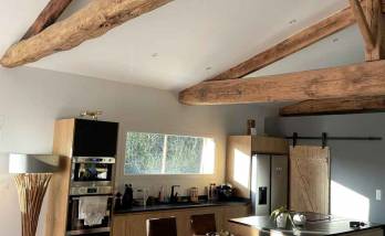 la cuisine fait écho aux poutres apparentes
