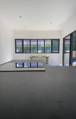 Îlot central equipée d'une plaque de cuisson à induction 