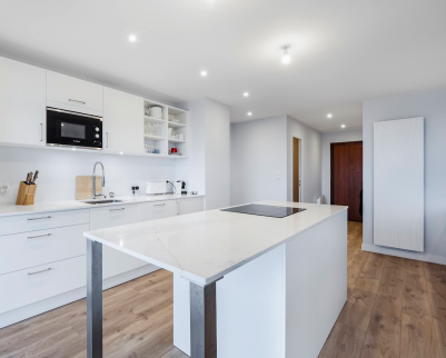 Cuisine blanche avec parquet