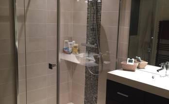 Receveur de douche carrelé avec paroi