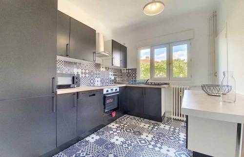 Cuisine rénovée avec carreaux de ciment