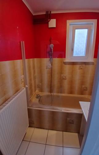 L'ancienne salle de bain de Courrières avant sa rénovation complète, avec sa baignoire d'origine et ses peintures colorées