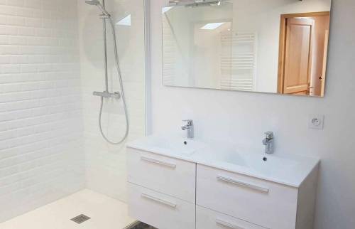 Salle de bains très lumineuse à Varzay près de Saintes