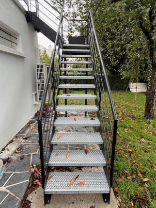 Pose d'un escalier métal 1/4 tournant d'accès à la toiture-terrasse rénovée - Nantes 44