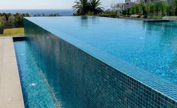 Piscine à débordement