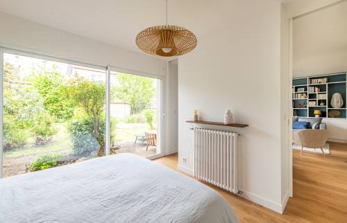 Chambre rénovée avec vue sur le jardin à Paris 16e