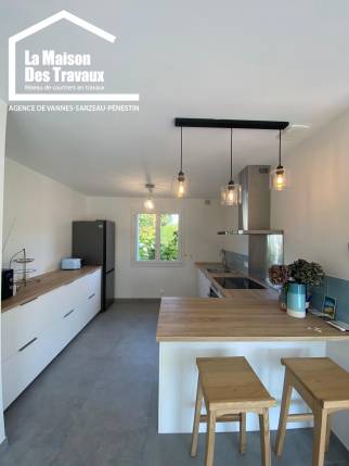 Aménagement de cuisine sur-mesure avec rangements pratiques, projet suivi par votre courtier en travaux à Arzon