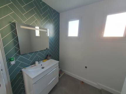 Rénovation Terminée de Salle de Bain avec Nouveaux Équipements