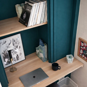 Aménagement sur mesure studio parisien rangement intégé et circulation fluide