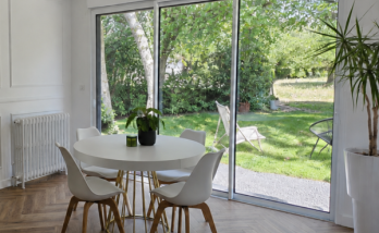 Pose d’une baie vitrée pour ouvrir la pièce de vie sur le jardin en périphérie de Sautron
