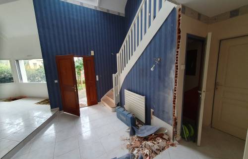 Abattage d'une cloison - Démolition et préparation de l'espace pour la rénovation