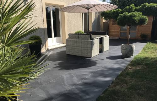 Terrasse avec carrelage effet ardoise
