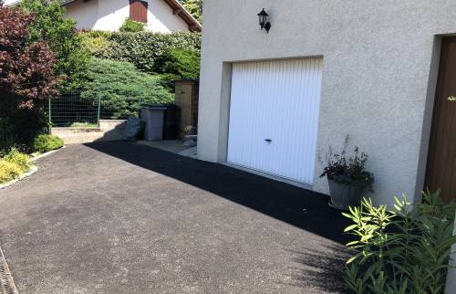 Après travaux : allée bitumée et caniveau
