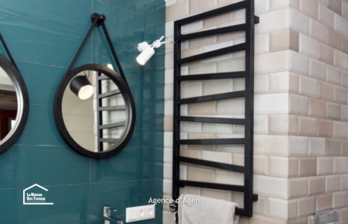 Gros plan sur une vasque en céramique et une robinetterie moderne dans une salle de bain rénovée à Agen.