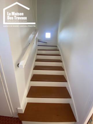 Escalier ancien rénové dans une maison à Damgan dans le Morbihan