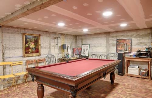 Rénovation intérieure d’une maison à Perros-Guirec - salle de jeux avec billard