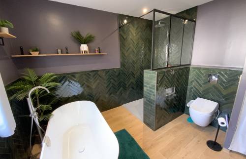 Salle de bain avec douche et baignoire italienne La Maison Des Travaux Ales