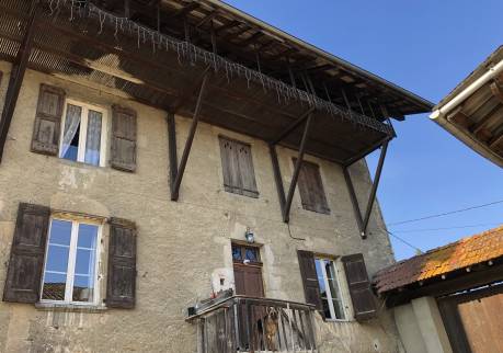 maison avant travaux : L'enduit gris recouvrent les pierres