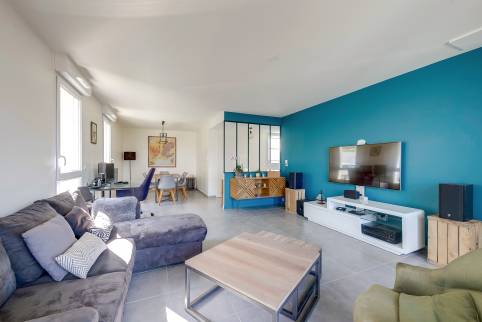 Salon avec un mur bleu 