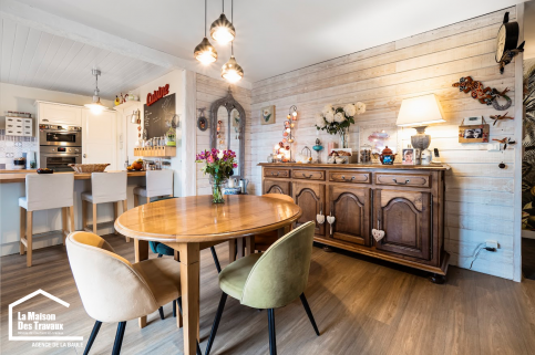 Séjour avec bardage bois au mur