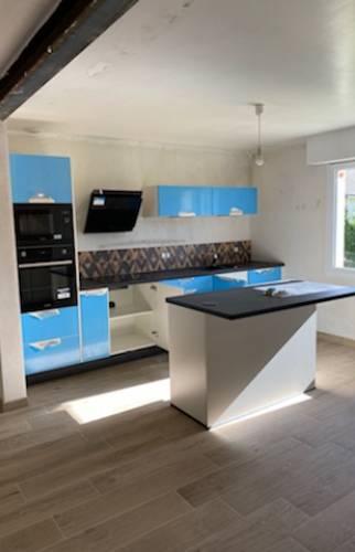 Pose de la nouvelle cuisine avec îlot central – Rénovation maison à Guichen