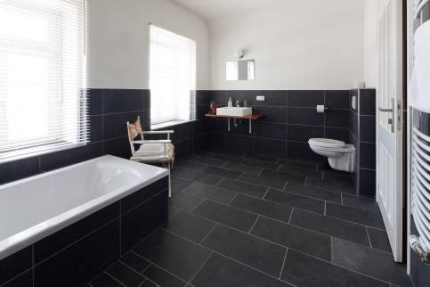 Salle de bain noire