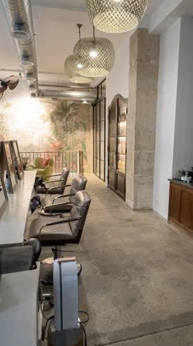 Coin VIP sous verrière, salon de coiffure Paris 18