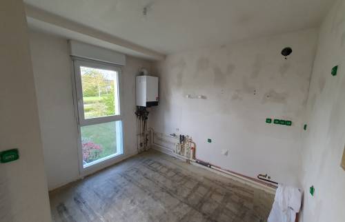 Préparation et rénovation du sol de la cuisine à Bruz