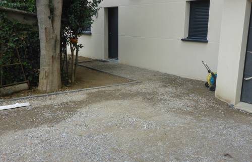 Arrière de la maison avec infiltrations du parcours gravillonné avant intervention de rénovation de la cour - Meaux - 77100 -