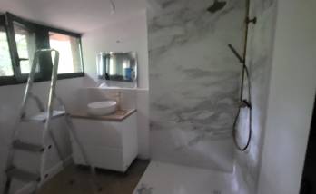 Création salle d'eau avec receveur XXL, fenêtre horizontales et sol lames PVC clipsables à Châteaulin (29150):