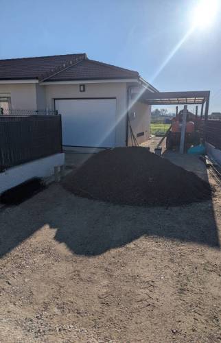 Préparation du terrain avant la réalisation d’une cour en béton désactivé à Saint-Cassien.