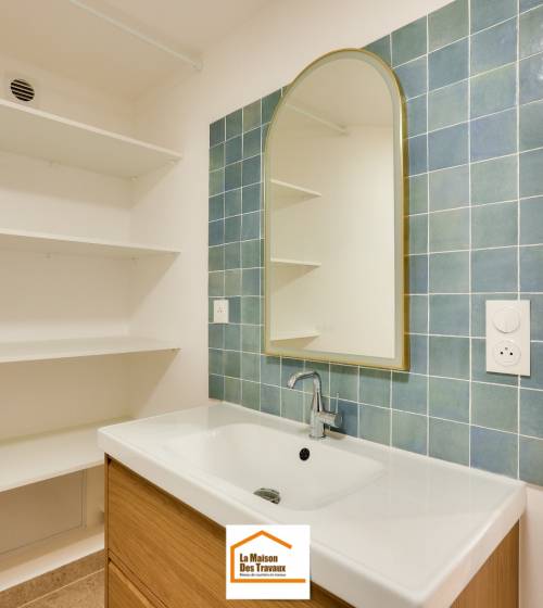 colombes-92700_salle-de-bain-optimisee_03-meuble-vasque-miroir-carrelage-bleu