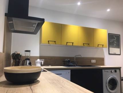 Placards hauts jaunes dans une cuisine rénovée - Nantes 44