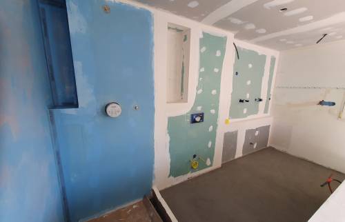 Travaux en cours dans la chambre pour la salle de bains 
