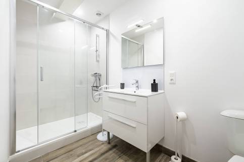Salle de bain avec grande douche 