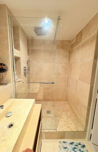Rénovation complète d’une salle de bain moderne à Paris 17e