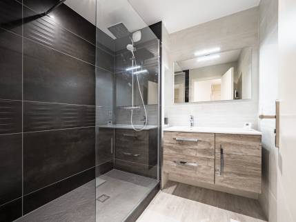 Grande douche à receveur plat