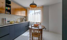 Fontaines Saint Martin (69270) : une nouvelle cuisine / vue linéaire evier et cuisson