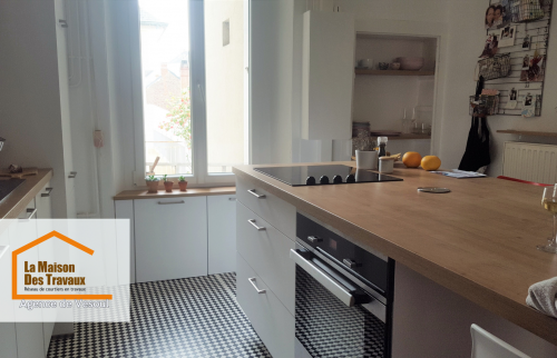 Après : Cuisine moderne et lumineuse avec un îlot central, rangements optimisés et finitions soignées pour un espace convivial.