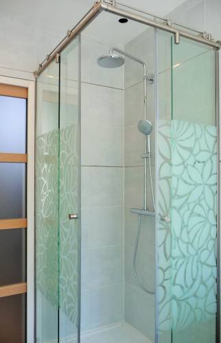 Rénovation d'une salle de bains d'invités  (Lyon Vaise) : Douche Grand Format et Meuble Vasque à tiroir blanc laqués