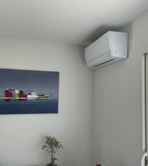 Unité intérieure monosplit dans la pièce de vie