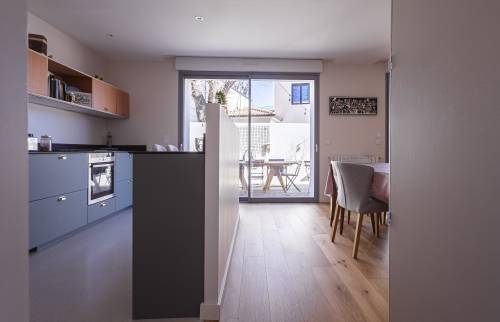 Cuisine avec béton coulé et parquet contrecollé